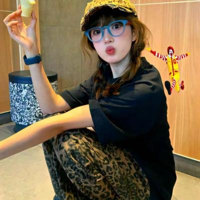 公寓里的两个女人